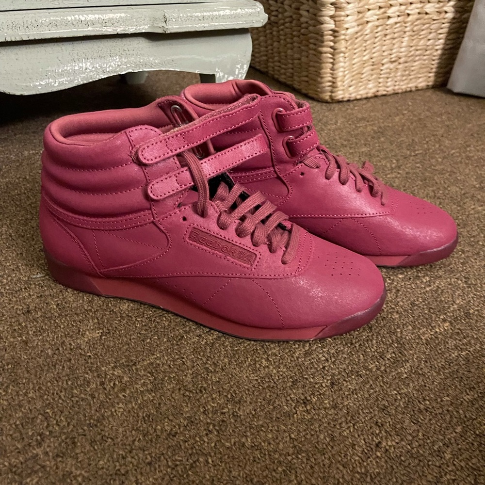 Reebox Women’s freestyle hi (twisted berry) (New)